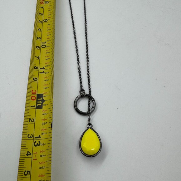 Vintage Antique Tone 26" Lariat Necklace with Yellow Acrylic Tear Drop Charm - Picture 4 of 6